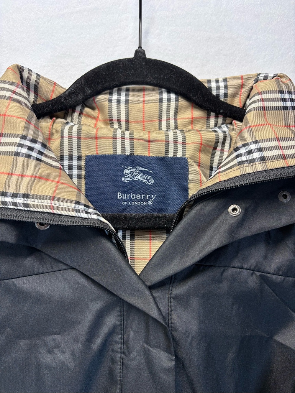 Burberry Black Coat with Classic Beige Nova Check Lining - Picture 3 of 12